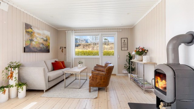 Stuen kan innredes med sofa, bord, TV og tilhørende møblement.