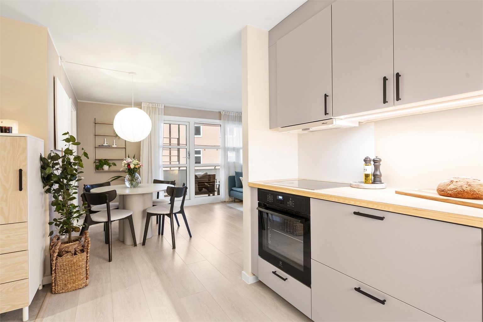 Det er integrert ventilator med avtrekkskanal tilknyttet ventilasjonsanlegg i tillegg til montert komfyrvakt.