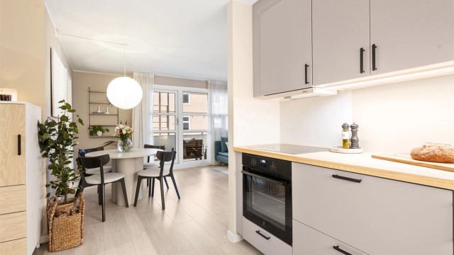 Det er integrert ventilator med avtrekkskanal tilknyttet ventilasjonsanlegg i tillegg til montert komfyrvakt.