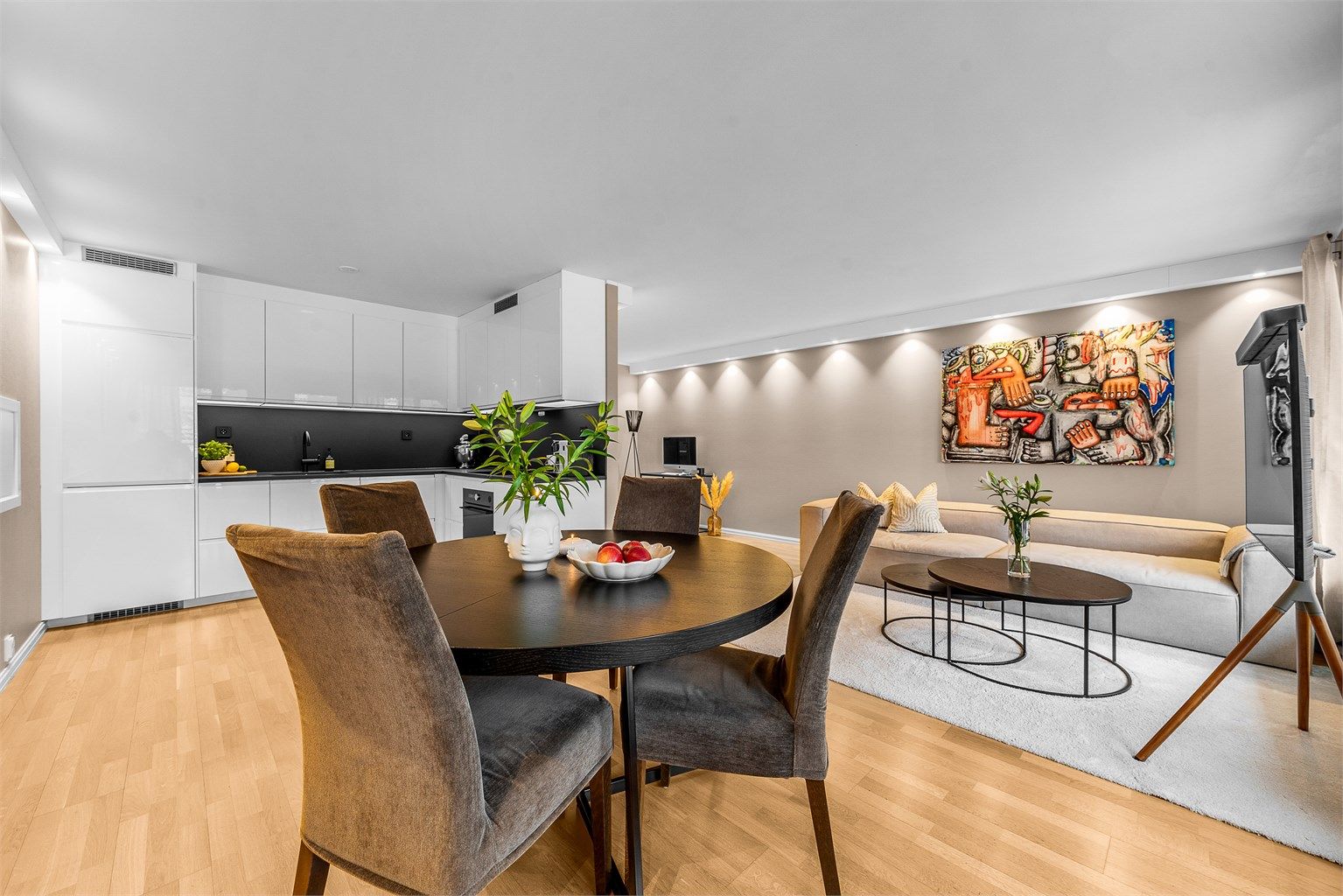 Kjøkken med delvis åpen løsning mot stue - god romfølelse