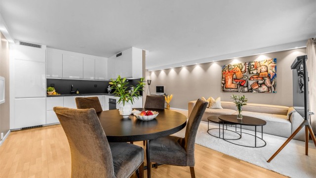 En lys og lekker hjørneleilighet beliggende i byggets 2. etasje