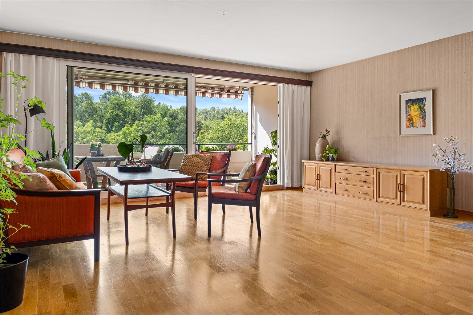 Gjennomgående 4-roms endeleilighet beliggende i et svært attraktivt og barnevennlig boligområde på Hamang, like ved Sandvika. 