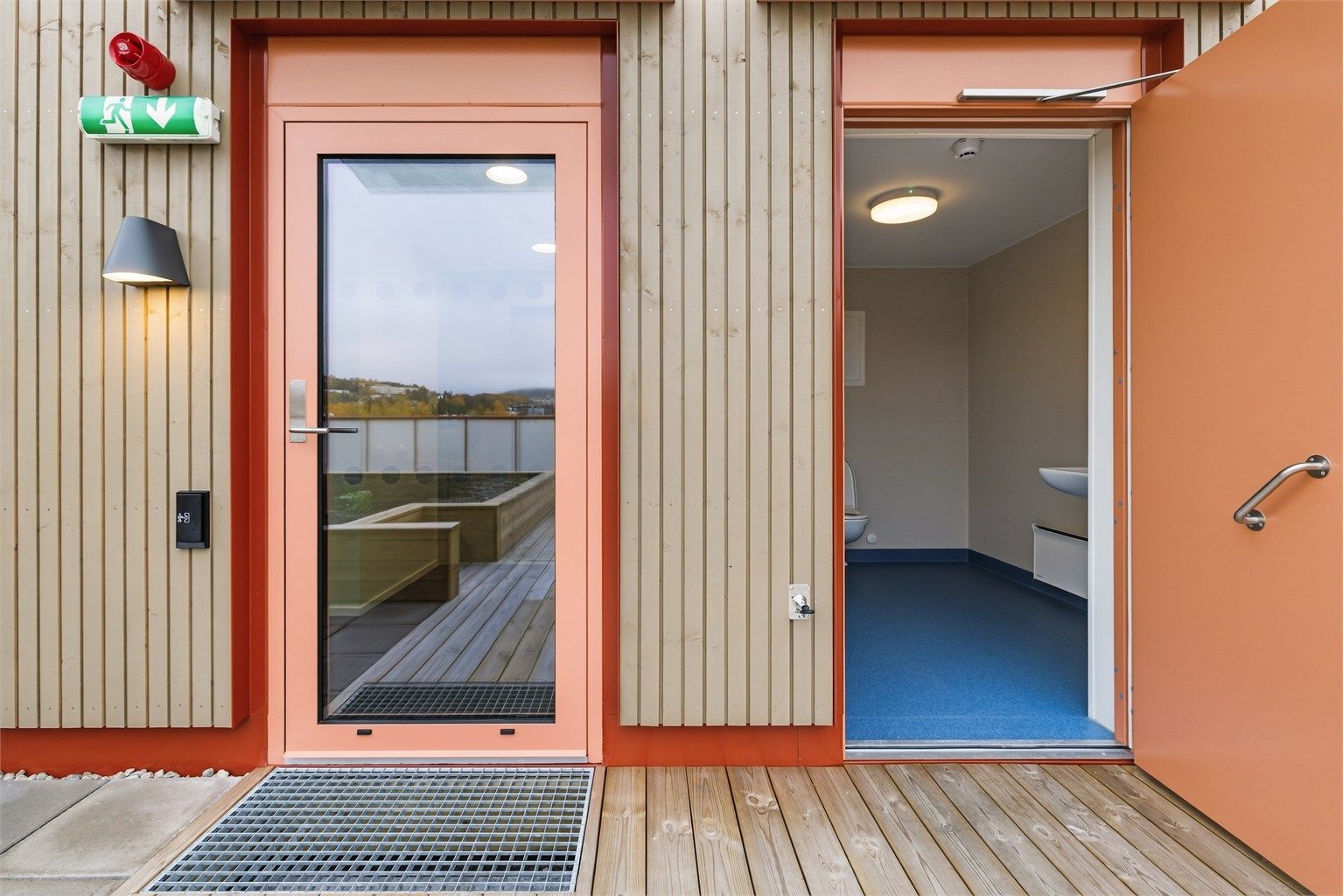 Borettslaget har flere fasiliteter felles for beboerne som blant annet toalettrom på takterrassen.