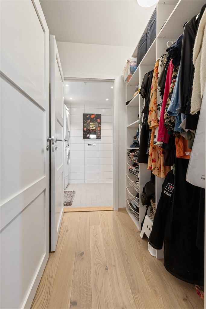 Praktisk garderoberom med åpen løsning som gir god oversikt og tilgang til badet.