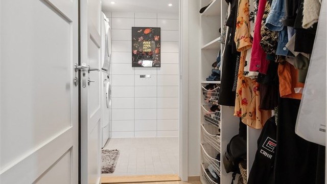 Praktisk garderoberom med åpen løsning som gir god oversikt og tilgang til badet.