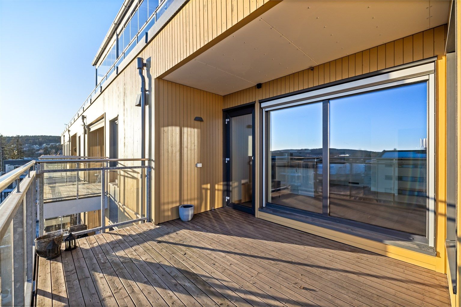 Her kan du nyte solen på dagtid, og det er plass til både sittegruppe og grill.