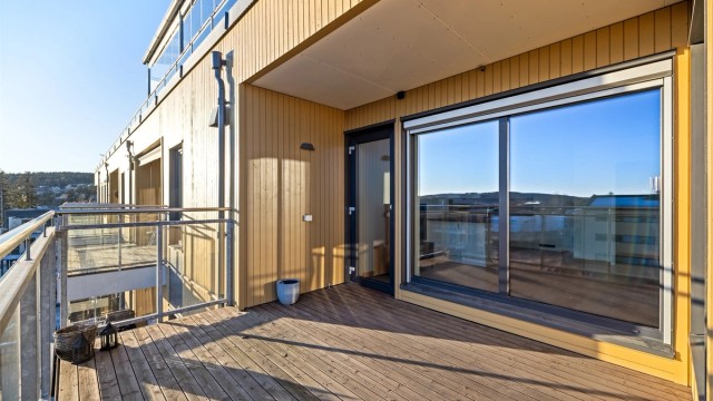 Her kan du nyte solen på dagtid, og det er plass til både sittegruppe og grill.