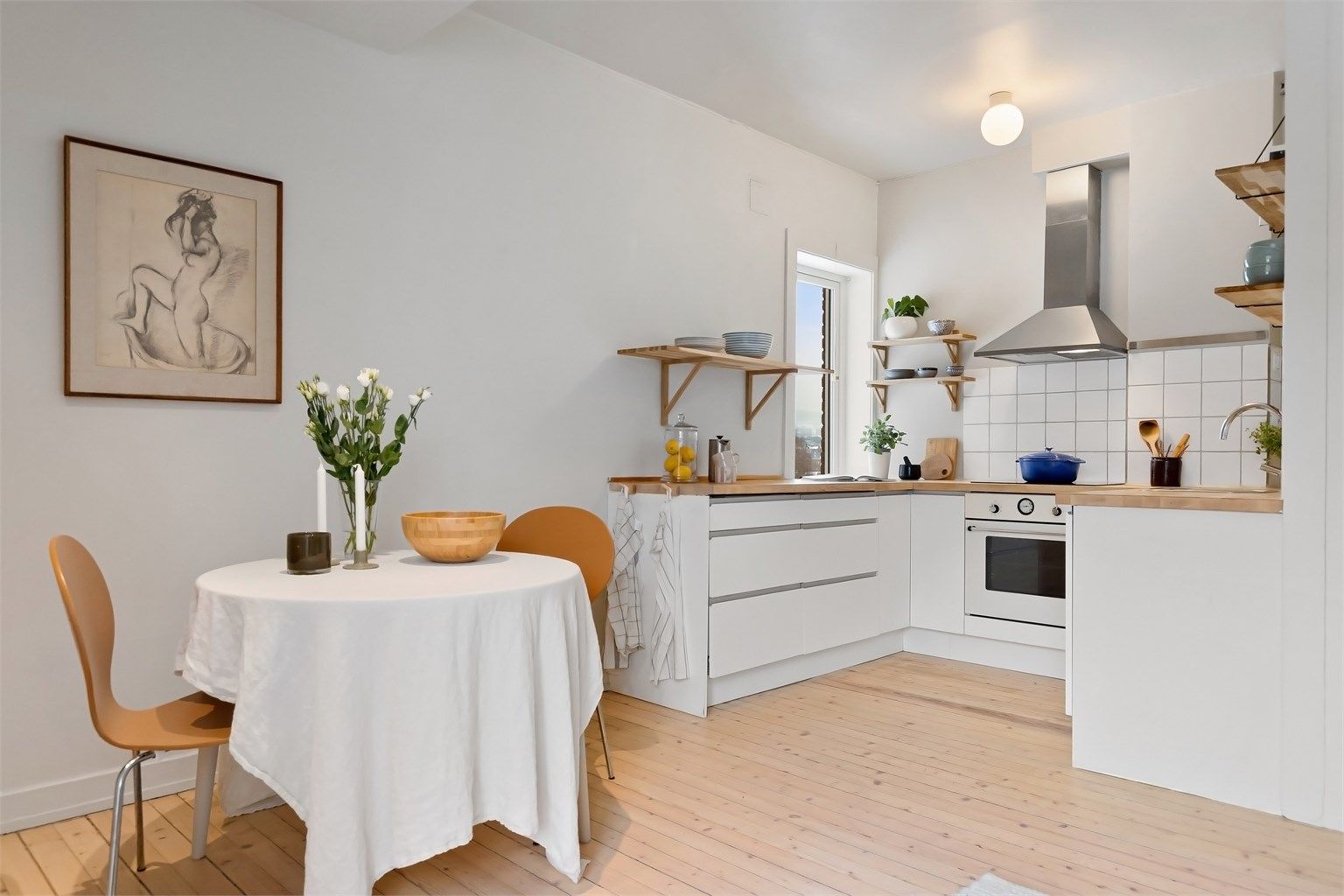 Det er plass for spisebord ved kjøkkenet