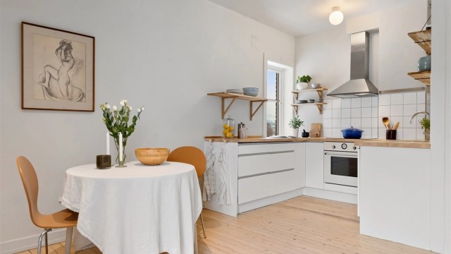 Det er plass for spisebord ved kjøkkenet