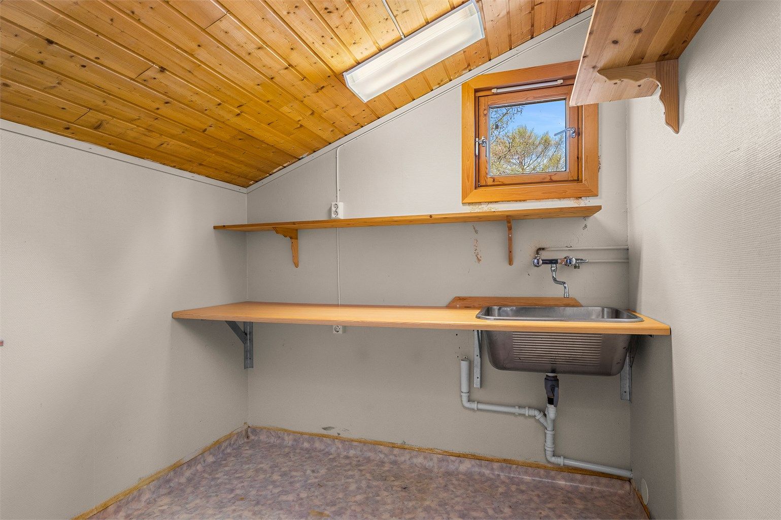 Boden har opplegg for vaskemaskin. 