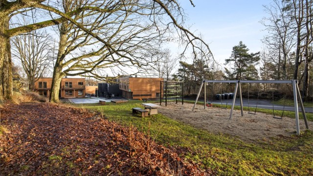 Fellesområde med lekeapparater til de små.