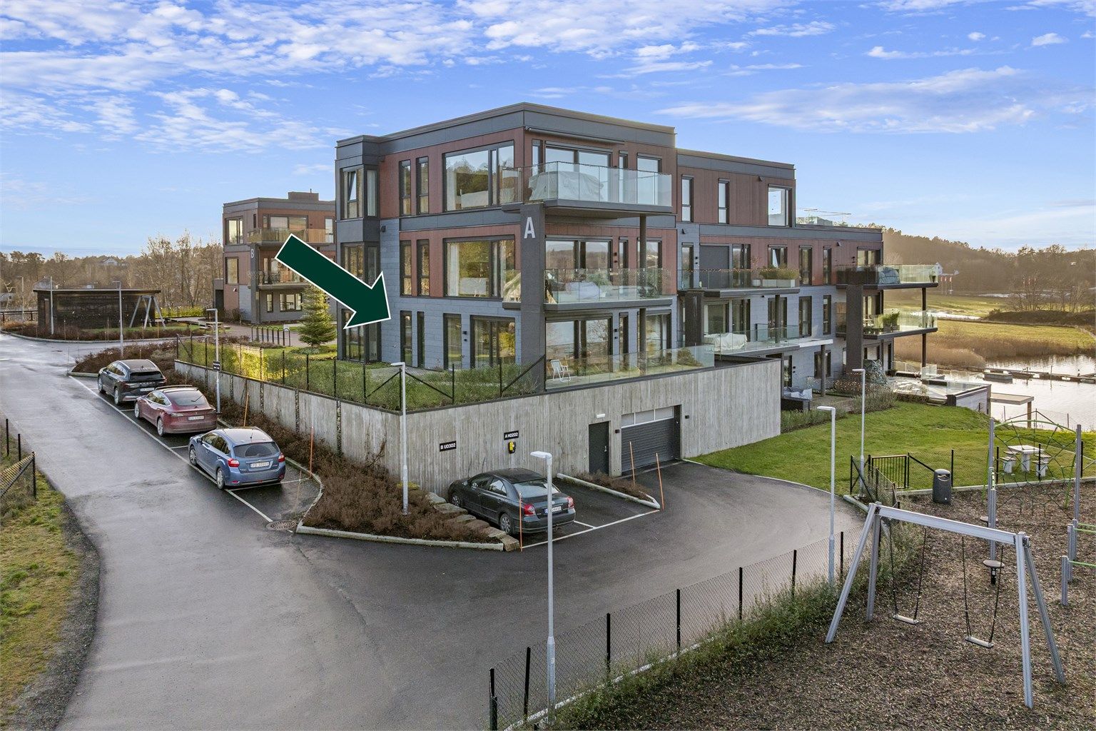 Leiligheten ligger i 1. etasje med direkte adkomst, samt heis ned til garasje.