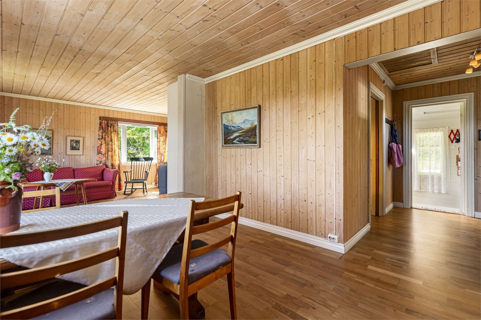 I stuen er det plass til både salong og spisestue