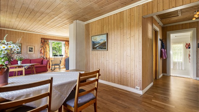 I stuen er det plass til både salong og spisestue