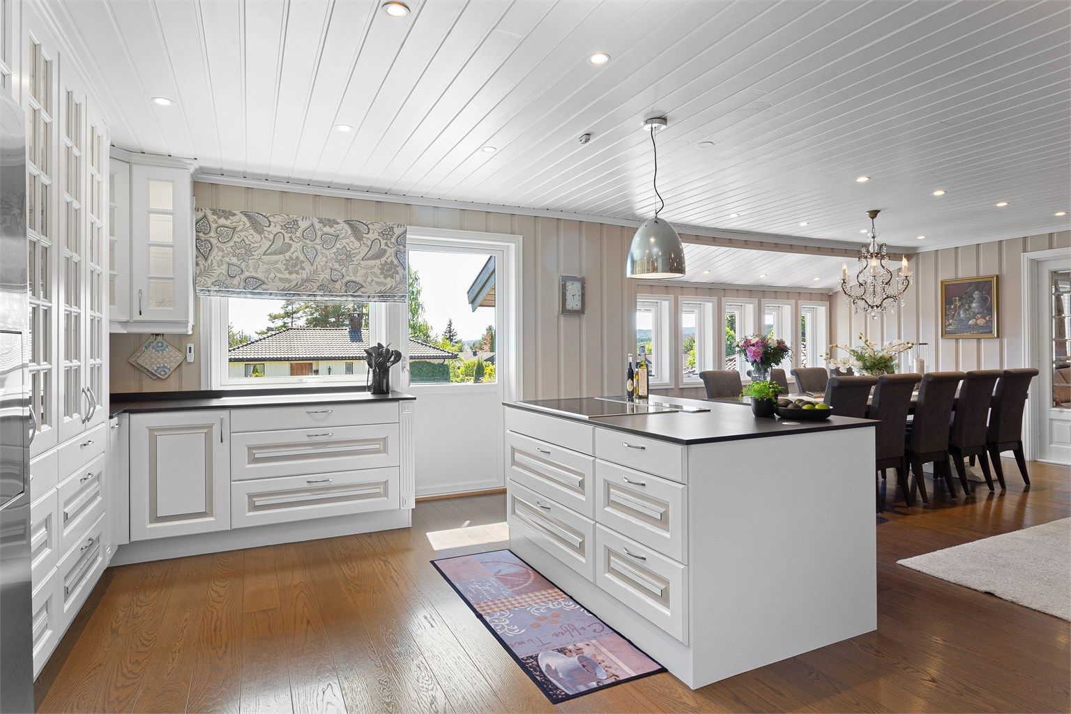 Lys kjøkkeninnredning med profilerte fronter fra Huseby kjøkken