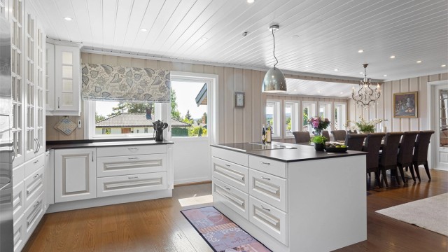 Lys kjøkkeninnredning med profilerte fronter fra Huseby kjøkken