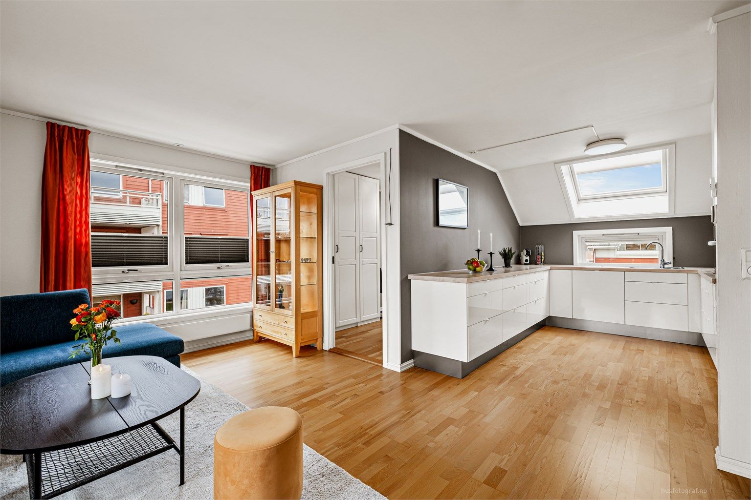 Kjøkkenet ligger i åpen forbindelse med stuen, noe som skaper en sosial og luftig romfølelse.