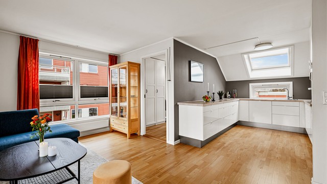 Kjøkkenet ligger i åpen forbindelse med stuen, noe som skaper en sosial og luftig romfølelse.