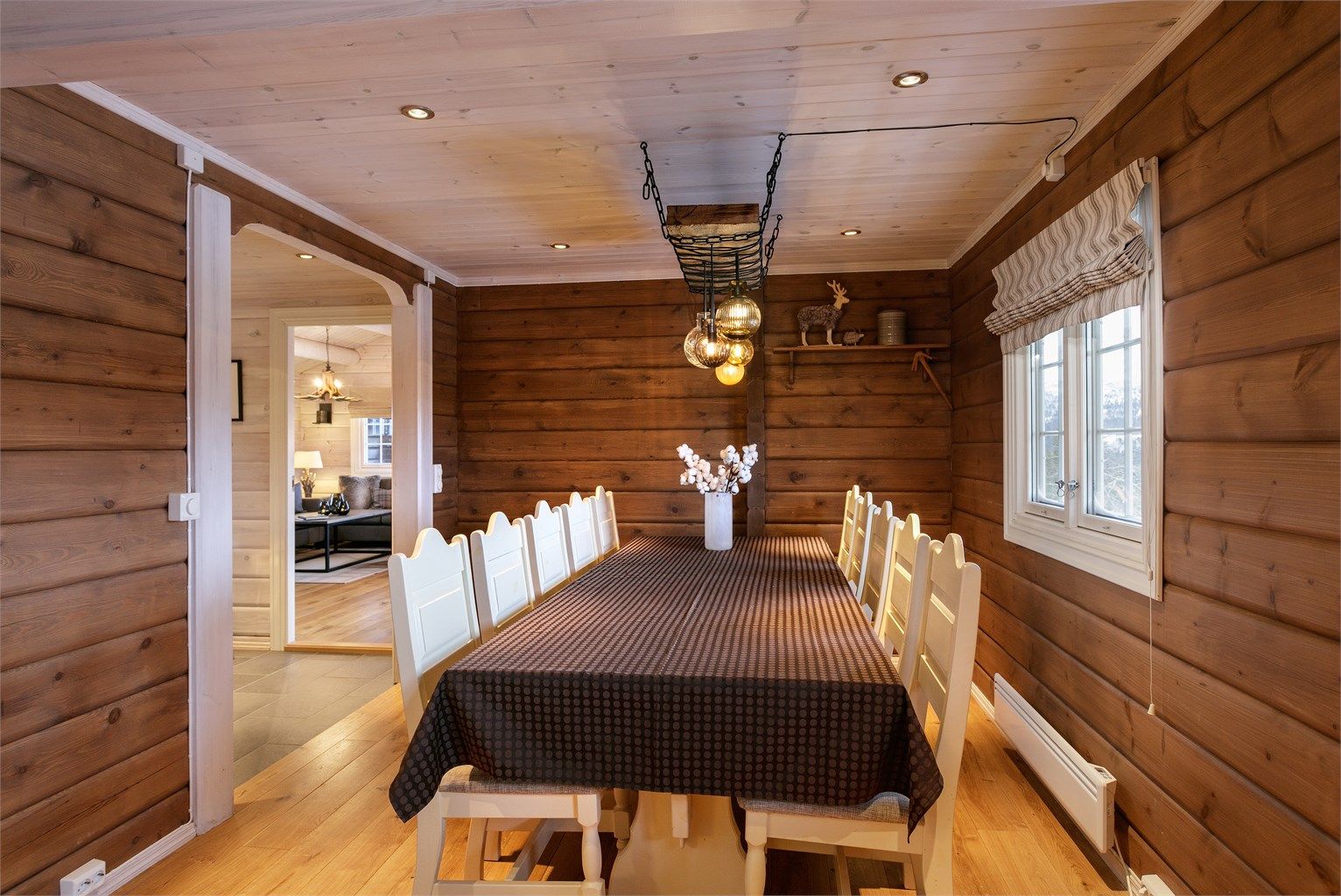 Det er god plass til romslig spisestue i tilknytning til kjøkken