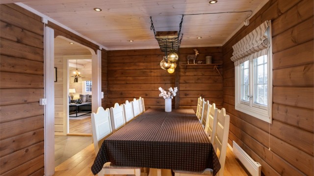 Det er god plass til romslig spisestue i tilknytning til kjøkken