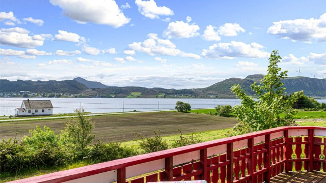 Nydelig utsikt fra eiendommen mot fjord og fjell