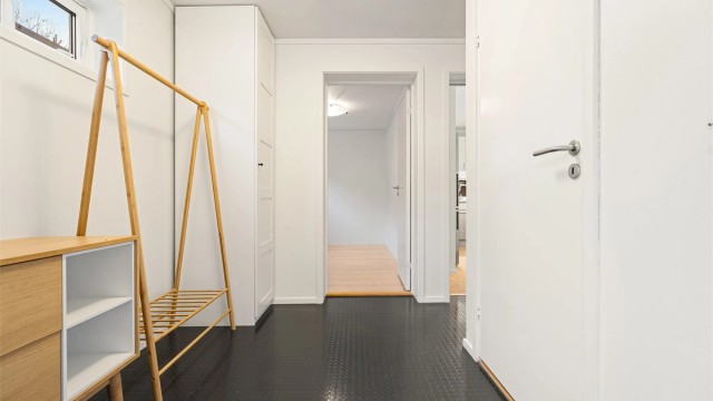 Lys entré med plass til oppbevaring og avhenging.