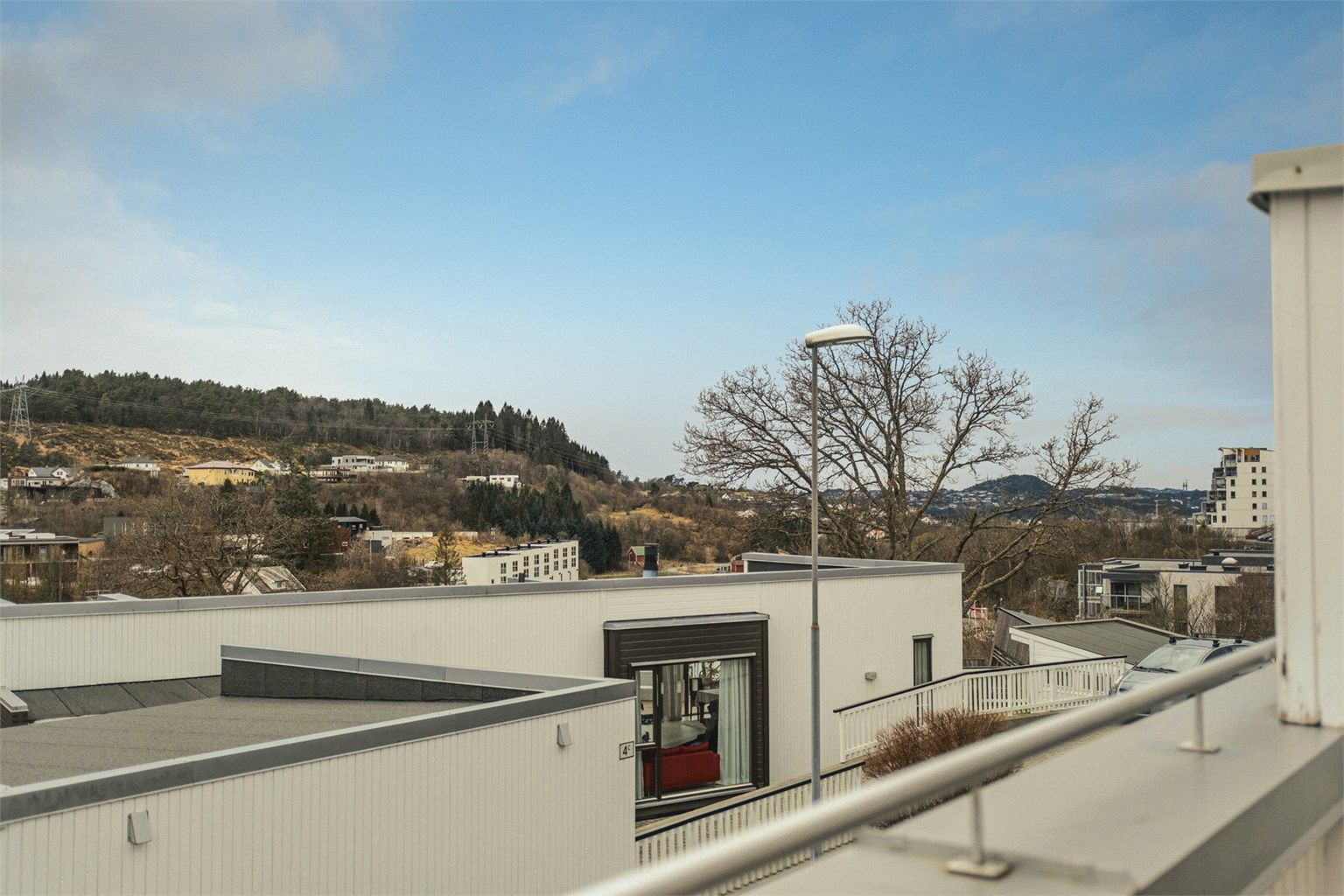 Storrinden er et attraktiv turområde og når du kommer opp til toppen kan du følge med flytrafikken, nyte utsikten mot Sotra og Bjørnafjorden