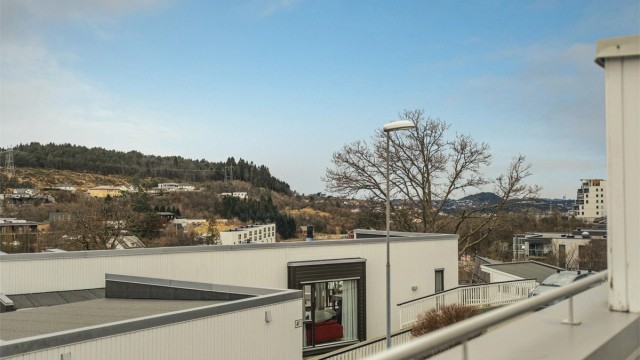 Storrinden er et attraktiv turområde og når du kommer opp til toppen kan du følge med flytrafikken, nyte utsikten mot Sotra og Bjørnafjorden