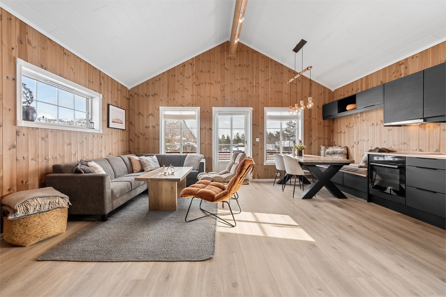 Hytten er bygd i 2022 og er svært innbydende og moderne. Her kan du flytte rett inn.