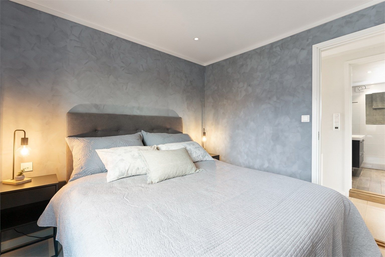 Rommet har en-stavs parkett og nedsenket himling med downlights.