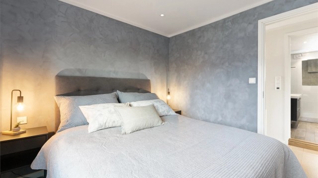 Rommet har en-stavs parkett og nedsenket himling med downlights.