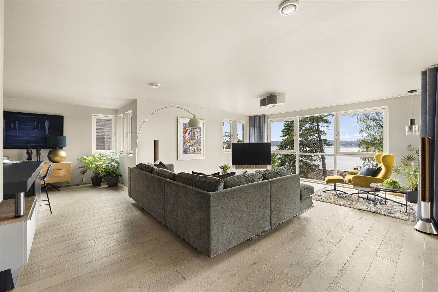 Sammen med kjøkkenet utgjør stuen et virkelig flott allrom, der utsikten fra sofakroken er slående.