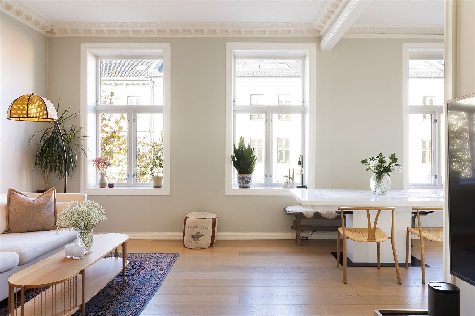 Her får du kvaliteter som blant annet solrik balkong, original stukkatur og rosett samt en lun og god peis som varmer godt. Foto: Chris Borowiak.