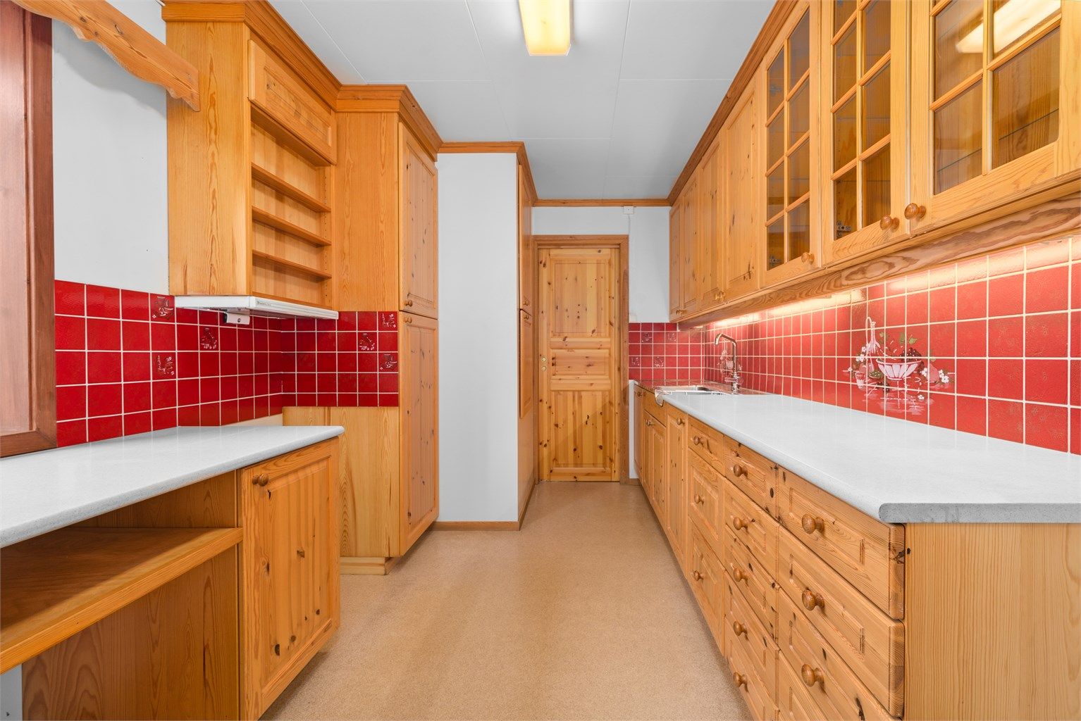 Kjøkkenet i første etasje er fra 1994 og har en solid innredning i tre med profilerte fronter.