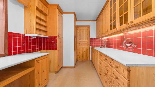 Kjøkkenet i første etasje er fra 1994 og har en solid innredning i tre med profilerte fronter.