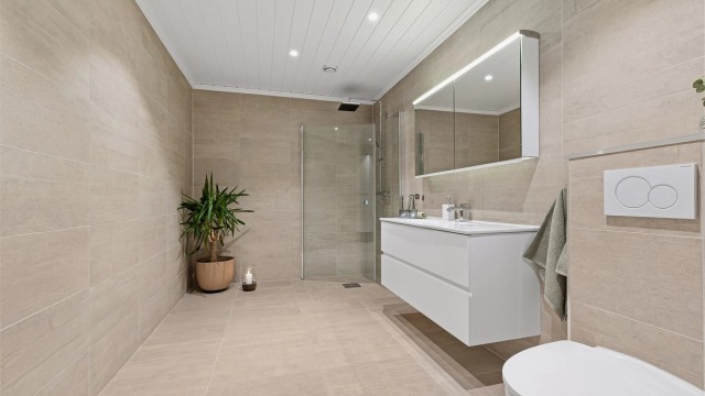 Bad/wc i 1 etg holder utmerket standard og er romslig