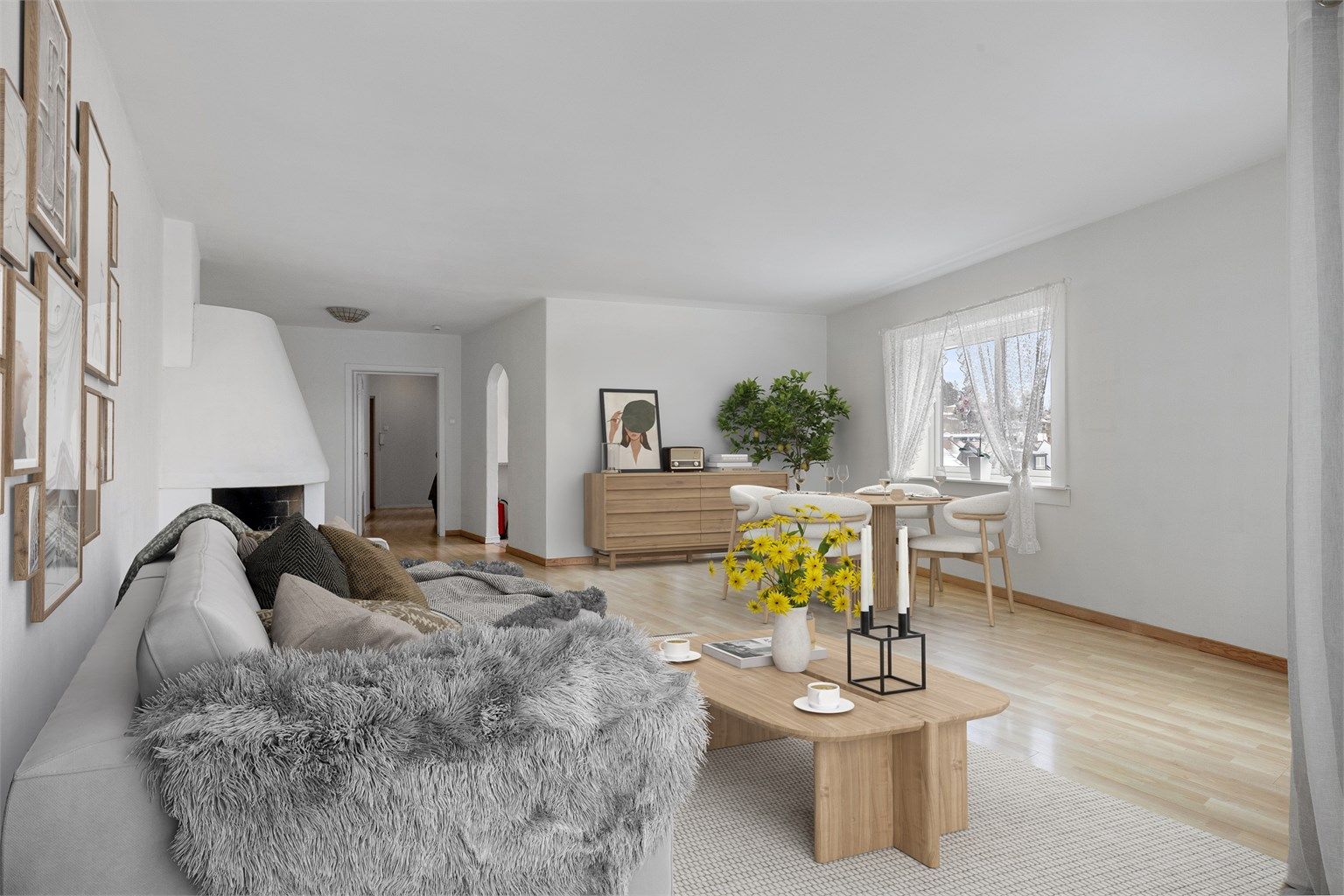 Lys og romslig stue med både peis og peisovn. Kjøkkenet ligger vegg i vegg med stue. En kan se på muligheter for å åpne og lage et allrom (digital styling)