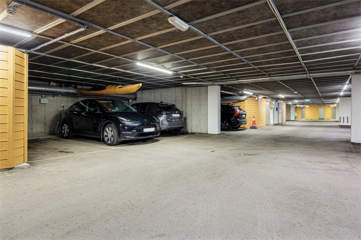Med leiligheten medfølger parkeringsplass (nr. 14) på 15 kvm i felles garasjekjeller.
