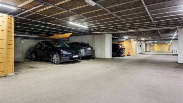Med leiligheten medfølger parkeringsplass (nr. 14) på 15 kvm i felles garasjekjeller.