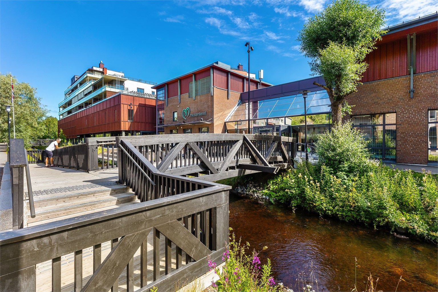 Mosenteret  ligger også i nærområdet med de fleste servicetilbud og hyggelige spisesteder