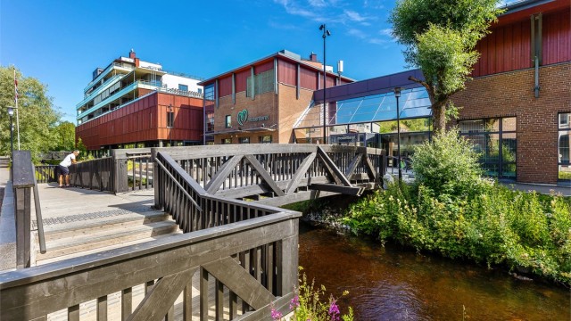 Mosenteret ligger også i nærområdet med de fleste servicetilbud og hyggelige spisesteder