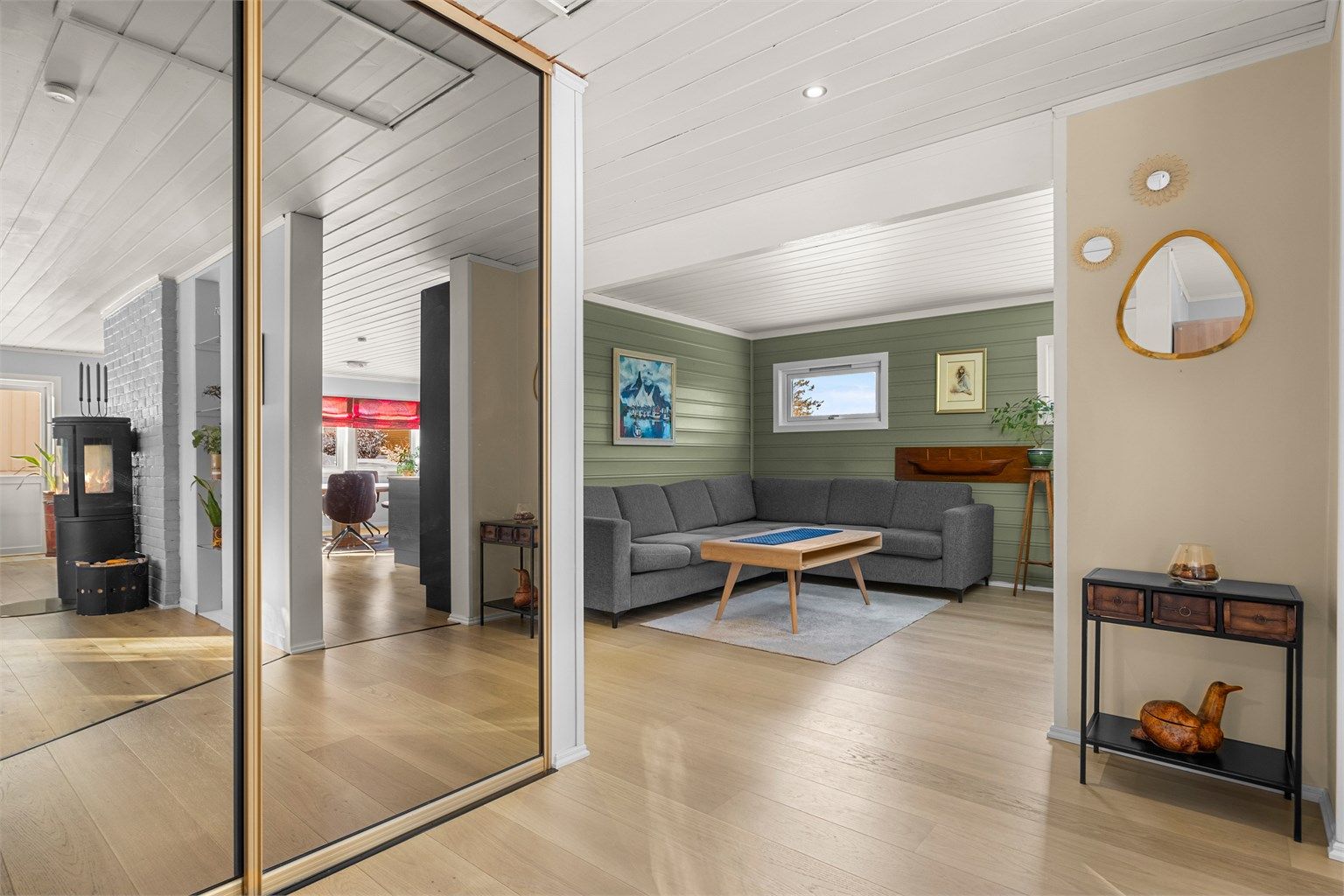 Praktisk entré med plass til oppbevaring av yttertøy og sko. En ryddig og funksjonell velkomst til boligen.