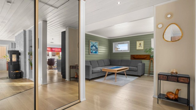 Praktisk entré med plass til oppbevaring av yttertøy og sko. En ryddig og funksjonell velkomst til boligen.