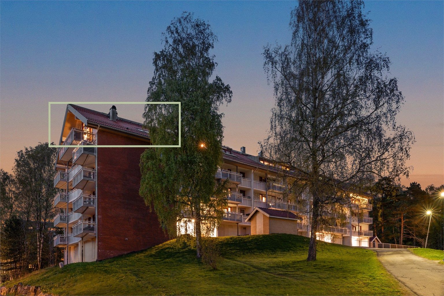 Moderne 3-roms toppleilighet m/hems - fantastisk utsikt og svært gode solforhold - rett v/marka - 20 min til Oslo