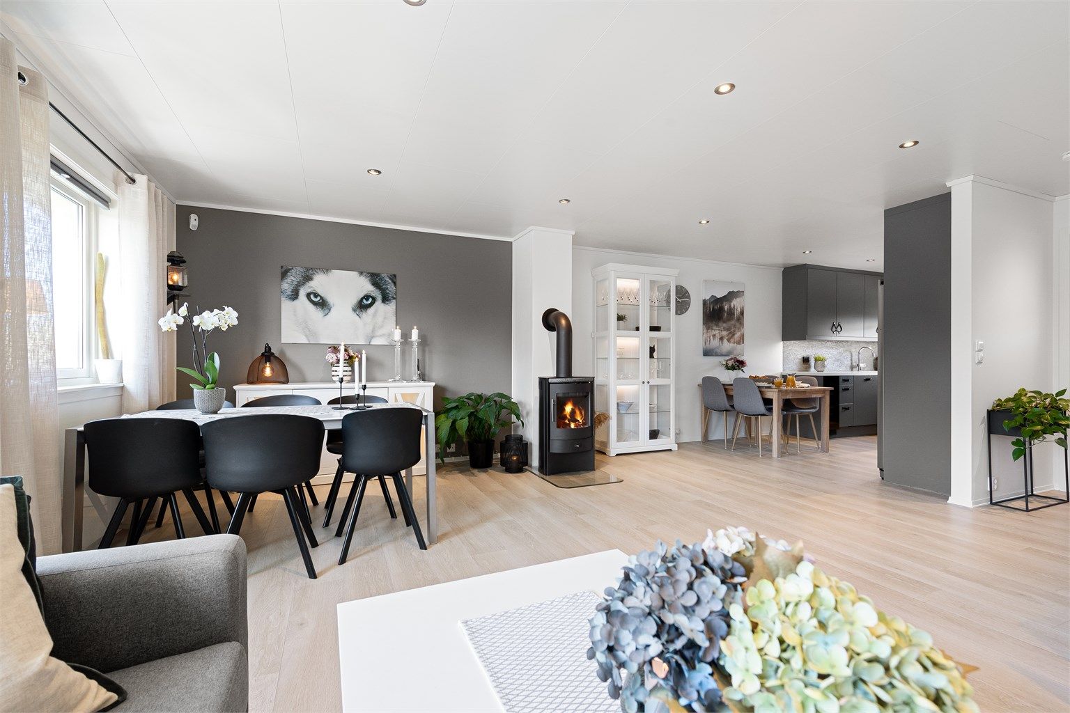 Den åpne løsningen mellom stue og kjøkken skaper en god flyt og en sosial atmosfære i etasjen.