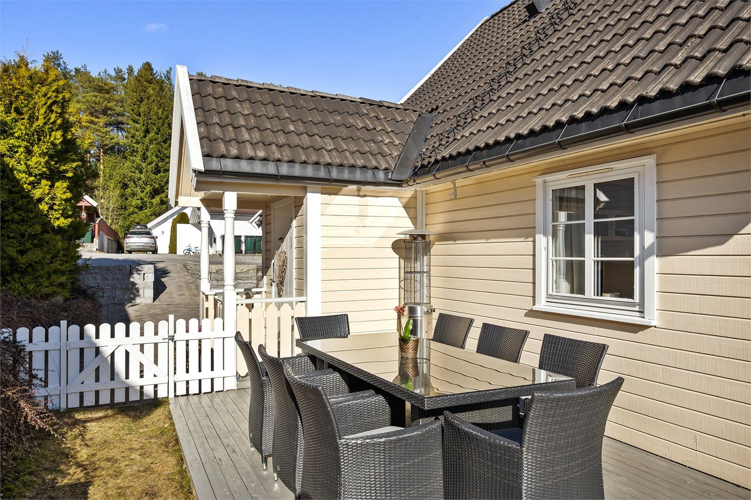 Uteplassene har sol fra ca. kl. 09.00 til 20.00 (midtsommerstid) iflg. selger.