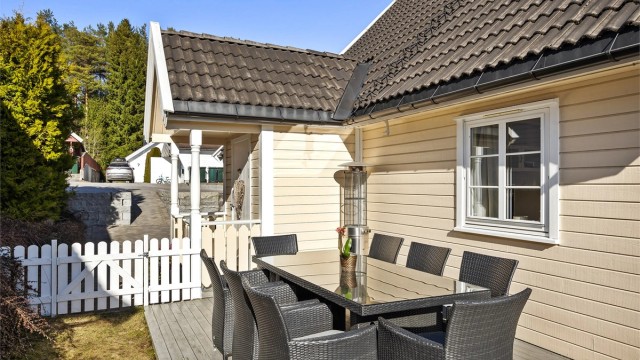 Uteplassene har sol fra ca. kl. 09.00 til 20.00 (midtsommerstid) iflg. selger.