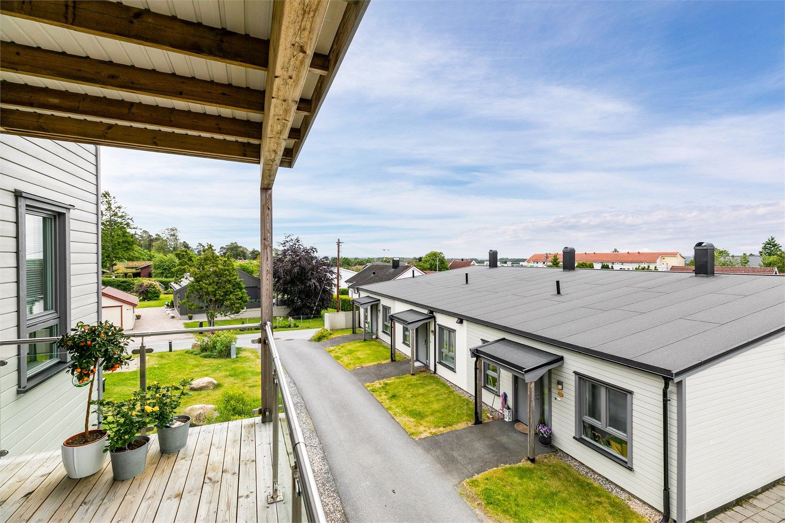 Balkongen er henvendt i vestlig retning og byr på langstrakt utsikt over hustakene foran.