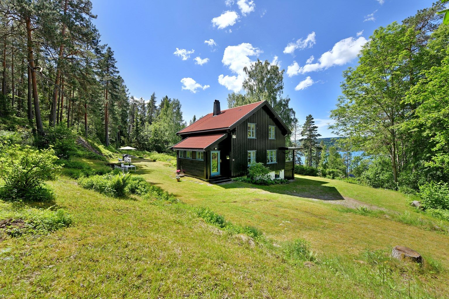 Velkommen til Linnekastveien 15 - fritidsbolig (tidligere benyttet som helårsbolig) på 224 kvm i bruksareal - stor tomt på nesten 6 mål