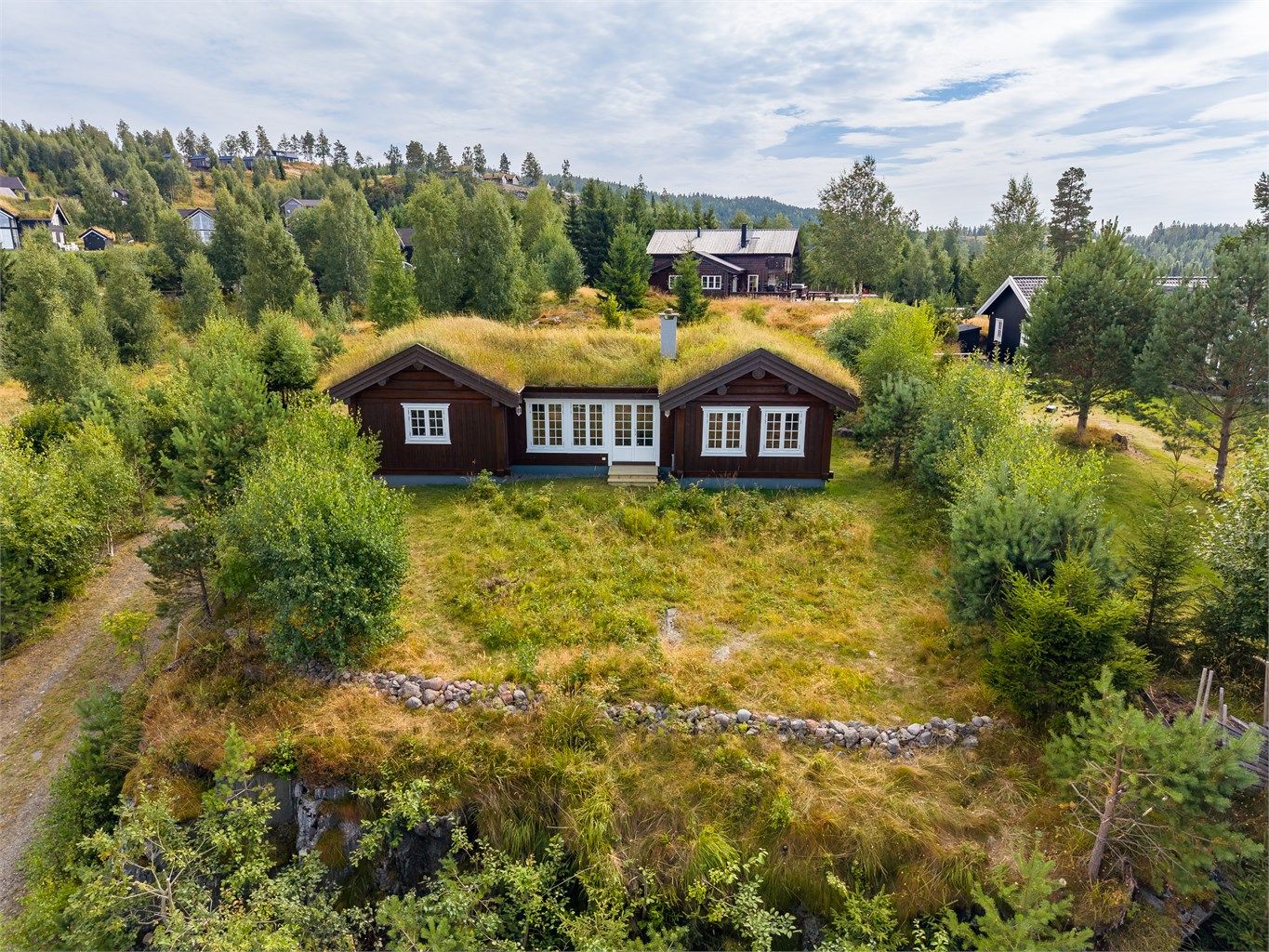 Hytta har en meget god intern beliggenhet, med en skjermet plassering på en liten høyde, samtidig som det er fritt og åpent foran hytta som gir flotte utsiktsforhold mot Mjøsa og det vakre kulturlandskapet.